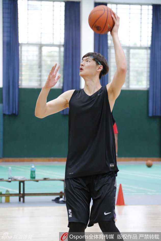 王者归来:王哲林换发型改运势,福建男篮训练课欢笑启航 训练结束后王哲林独自加练,底角接球跳投出手,皮球划过完美弧线空心入网,夕阳透过窗棂洒在他汗湿的球衣上。