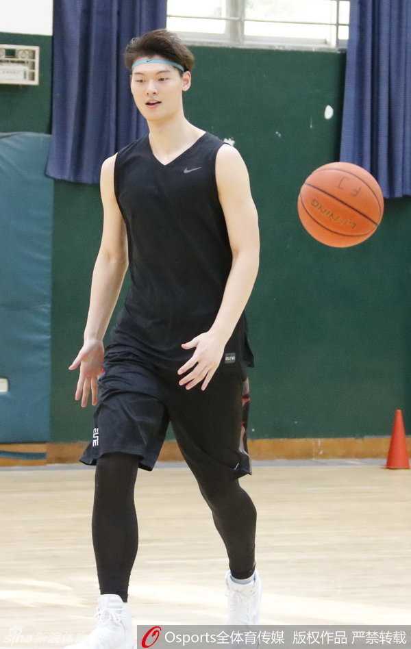 王者归来:王哲林换发型改运势,福建男篮训练课欢笑启航 助理教练将球精准输送到内线,王哲林接球瞬间顺势转身,面对空篮轻松单手挑篮得分,动作一气呵成如行云流水。