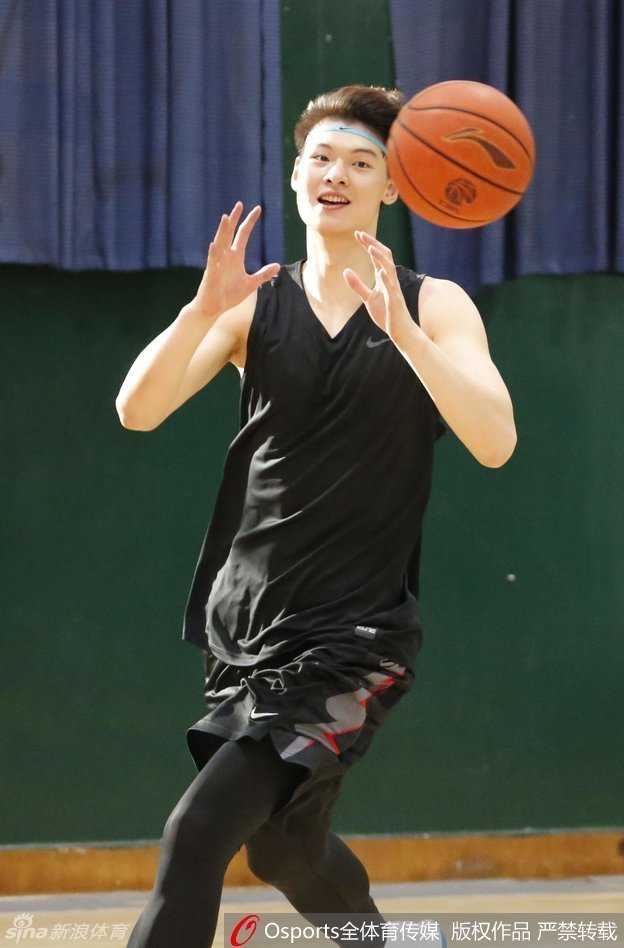 王者归来:王哲林换发型改运势,福建男篮训练课欢笑启航 王哲林摘下标志性的蓝色发带,露出被汗水打湿的飘逸长发,眉眼间带着笑意,与队友击掌庆祝训练中的精彩进球。