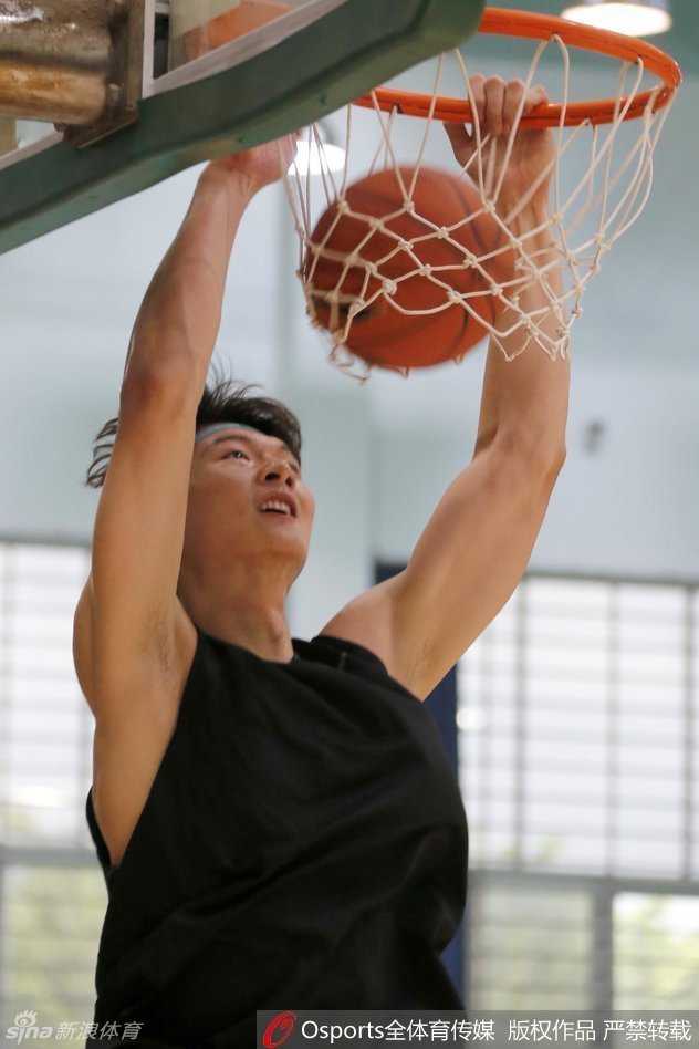 王者归来:王哲林换发型改运势,福建男篮训练课欢笑启航 训练场上王哲林高高跃起接球,身体舒展成一张弓,在对手封盖前一秒稳稳将球投出,眼神专注地凝视着飞向篮筐的篮球。