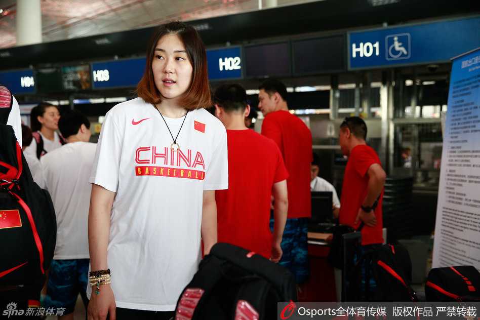 主帅马赫在场边激情指挥，手势坚定有力，他的眼神里充满了对这帮姑娘们的信任和对未来的无限憧憬。