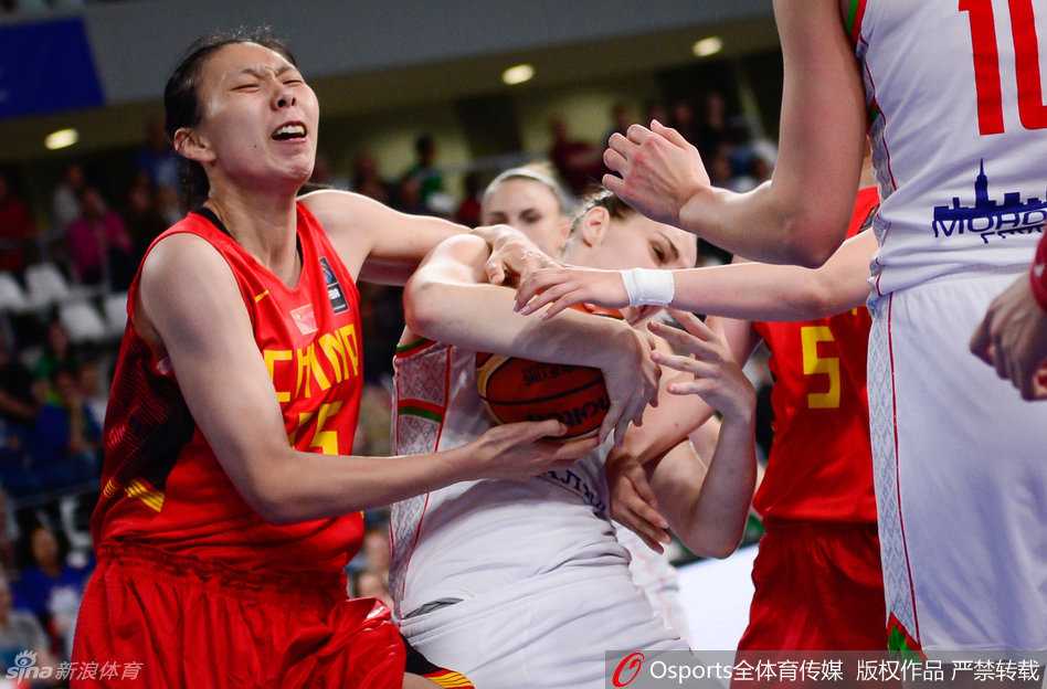 玫瑰绽放法兰西:女篮力克白俄,泪洒赛场直通里约 双方多名球员同时跃起,手臂交织在空中,为了争夺篮板球的控制权,每个人都展现了寸土必争的顽强意志。