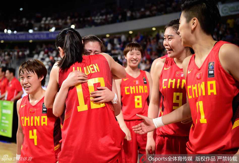 玫瑰绽放法兰西:女篮力克白俄,泪洒赛场直通里约 眼神坚毅如铁,中国女篮的姑娘们赛前围成一圈,手掌叠放,齐声呐喊,将团队的信念与求胜欲在这一刻凝聚。