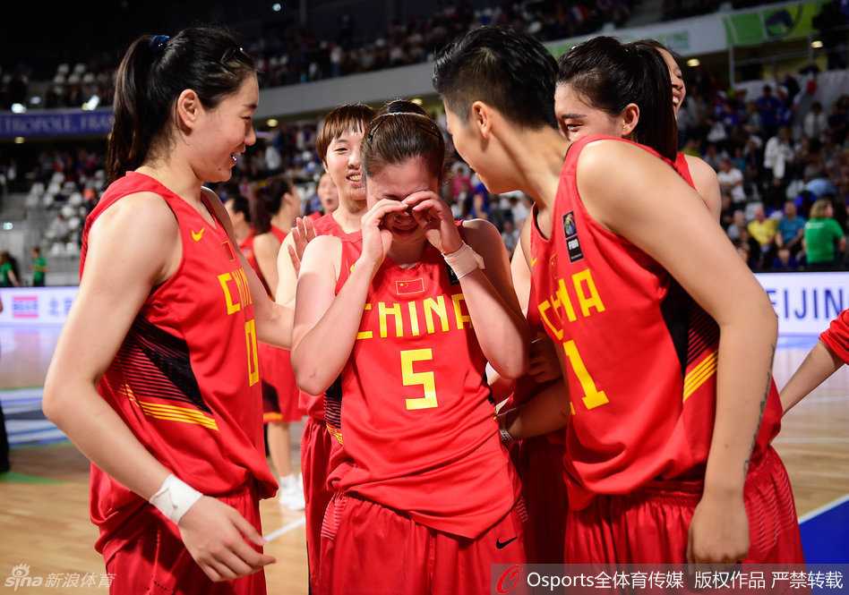 玫瑰绽放法兰西:女篮力克白俄,泪洒赛场直通里约 黄红玭在狭小的内线缝隙中强行起跳,以一记灵巧的抛投将球送入篮筐,动作果断而充满力量。