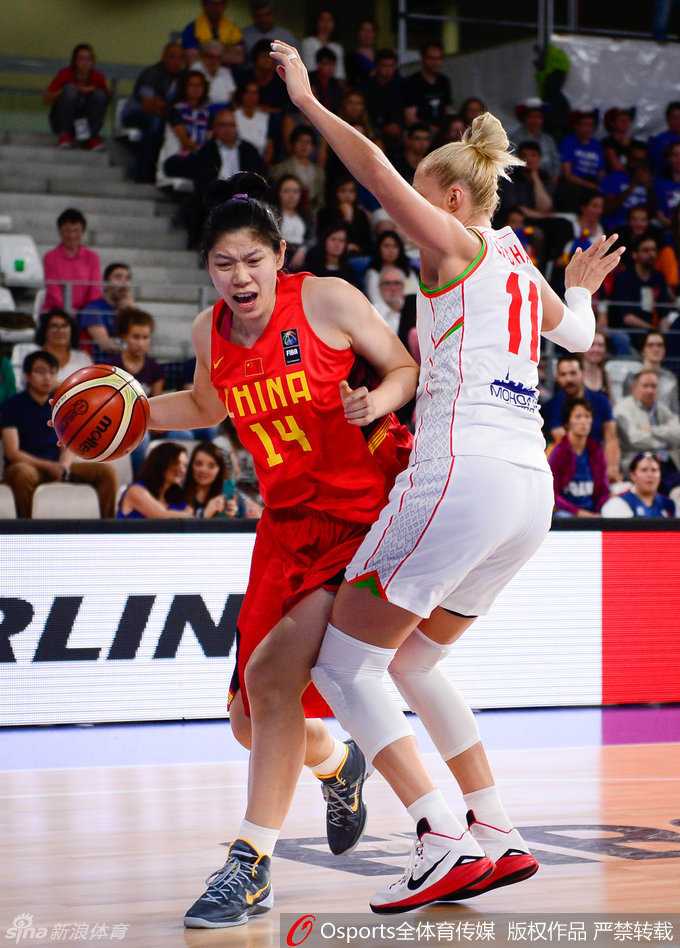 玫瑰绽放法兰西:女篮力克白俄,泪洒赛场直通里约 老将陈楠背身单打,他沉稳地靠住防守球员,利用经验寻找着转身投篮的最佳时机,仿佛一座巍峨的山峰屹立在禁区。