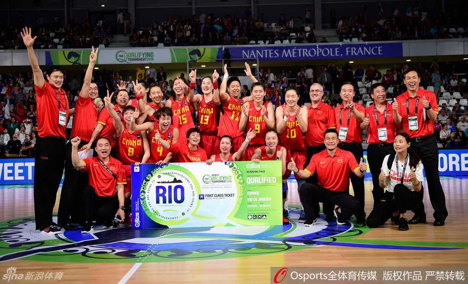 玫瑰绽放法兰西:女篮力克白俄,泪洒赛场直通里约 胜利的泪水止不住地流淌,陈晓佳激动地掩面而泣,所有的压力与艰辛在这一刻都化作了幸福的眼泪。