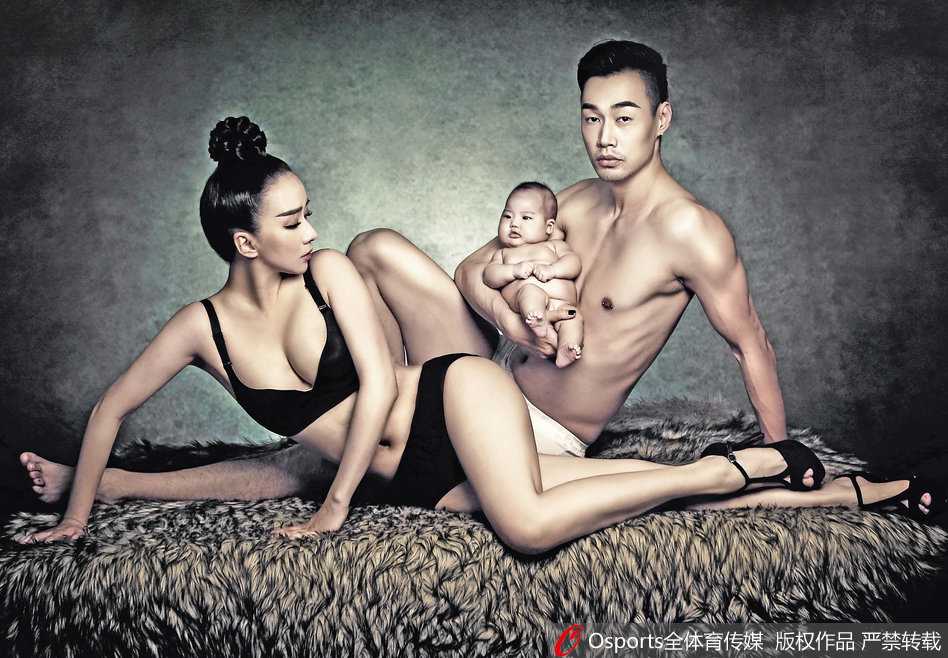 姚明与女儿姚沁蕾在场边观战，小沁蕾专注地看着球场，虽然年纪尚小但身高已经十分出众，眉眼间像极了父亲姚明。