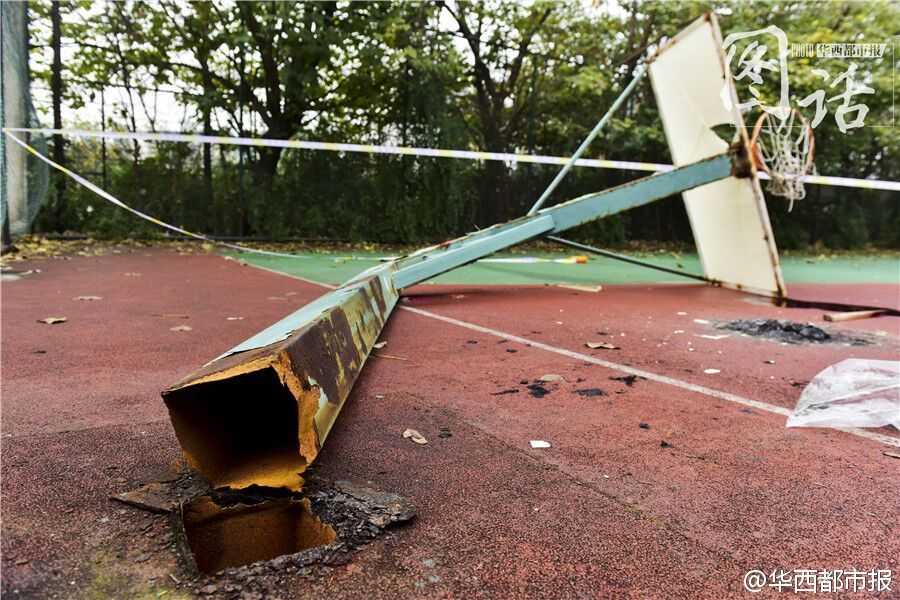 生命无法承受之重:成都理工大学篮球架倒塌事故的追问与反思 发生断裂的篮球架,根部完全与地面脱离,粗大的金属管柱扭曲变形,显示出当时承受的巨大冲击力,也暴露出设施维护的严重缺失。