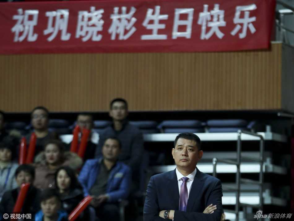 生日夜的遗憾与温情:巩晓彬在青岛球迷祝福中品味篮球人生 深圳与青岛的比赛进行到白热化阶段,青岛队球员张骋宇持球高速突破,深圳队的防守球员紧贴着他,两人身体发生对抗,张骋宇的眼神坚定,这一场他砍下23分,几乎凭借一己之力扛起球队的进攻大旗。