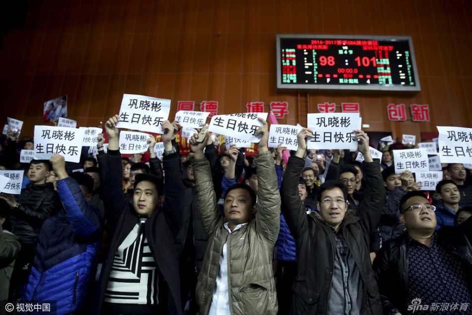 生日夜的遗憾与温情:巩晓彬在青岛球迷祝福中品味篮球人生 比赛结束后,巩晓彬双手捧着一个精致的生日蛋糕,蛋糕上点缀着白色的奶油和红色的草莓,他面带微笑地抬头望向看台,向那些一直高呼他名字的球迷们表达感谢,眼神中透露出感动与欣慰。