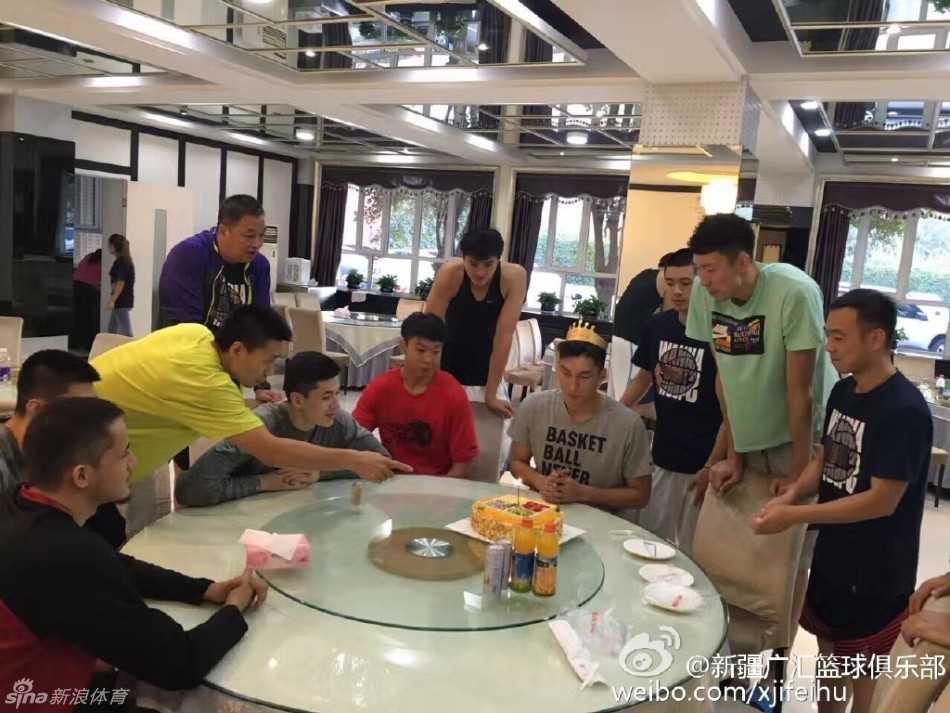 生日惊喜变奶油大战:满脸欢笑定格友情瞬间 寿星闭眼许愿,烛光映红了脸庞,身后的伙伴们表情各异,有人已经忍不住坏笑