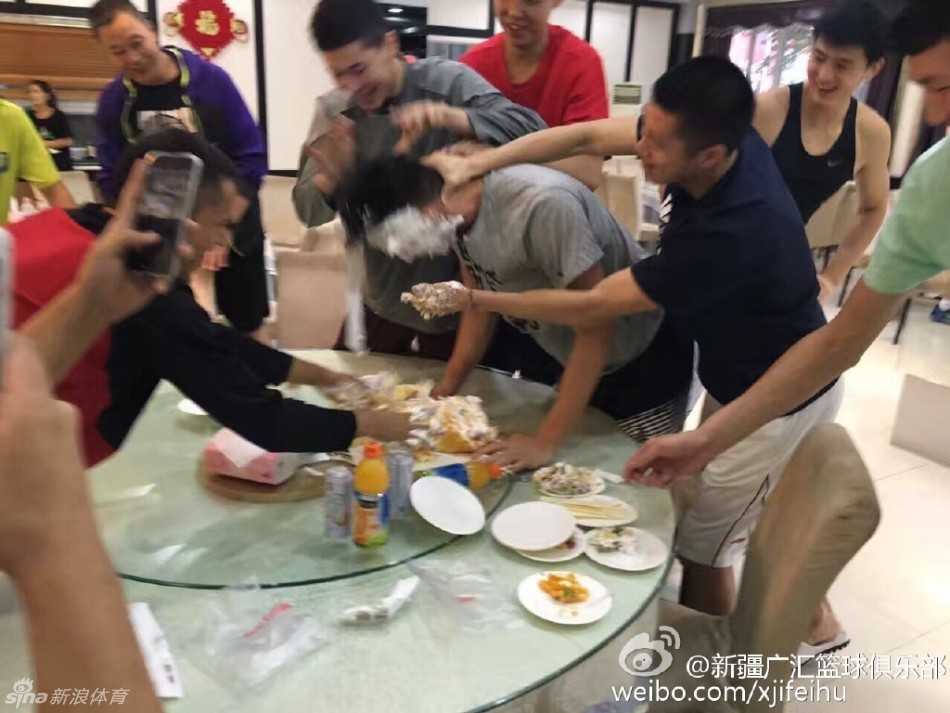 生日惊喜变奶油大战:满脸欢笑定格友情瞬间 寿星满脸奶油与残破的蛋糕合影,身后的朋友们比出胜利手势,所有人笑得眼睛眯成缝,画面充满欢乐