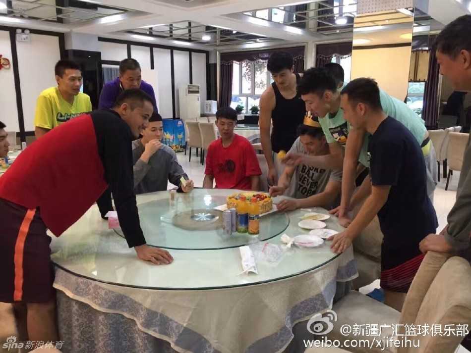 生日惊喜变奶油大战:满脸欢笑定格友情瞬间 几个年轻伙伴围在寿星身后,有人举起双手跃跃欲试,脸上露出恶作剧得逞前的兴奋表情