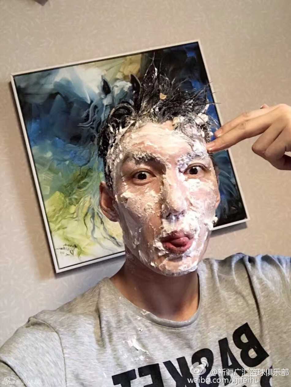 生日惊喜变奶油大战:满脸欢笑定格友情瞬间 寿星被抹得满脸奶油,只剩一双无奈又带着笑意的眼睛,白色奶油像胡子一样挂在脸上