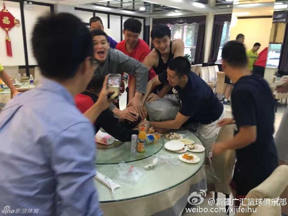 生日惊喜变奶油大战:满脸欢笑定格友情瞬间 一只手正将奶油拍向寿星的脸,奶油在空中散开,寿星瞪大眼睛满脸震惊,定格在袭击发生的瞬间