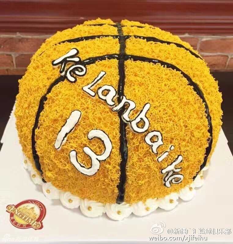 生日惊喜变奶油大战:满脸欢笑定格友情瞬间 一个完整的生日蛋糕,奶油裱花精致,草莓和巧克力装饰诱人,周围是尚未点燃的彩色蜡烛