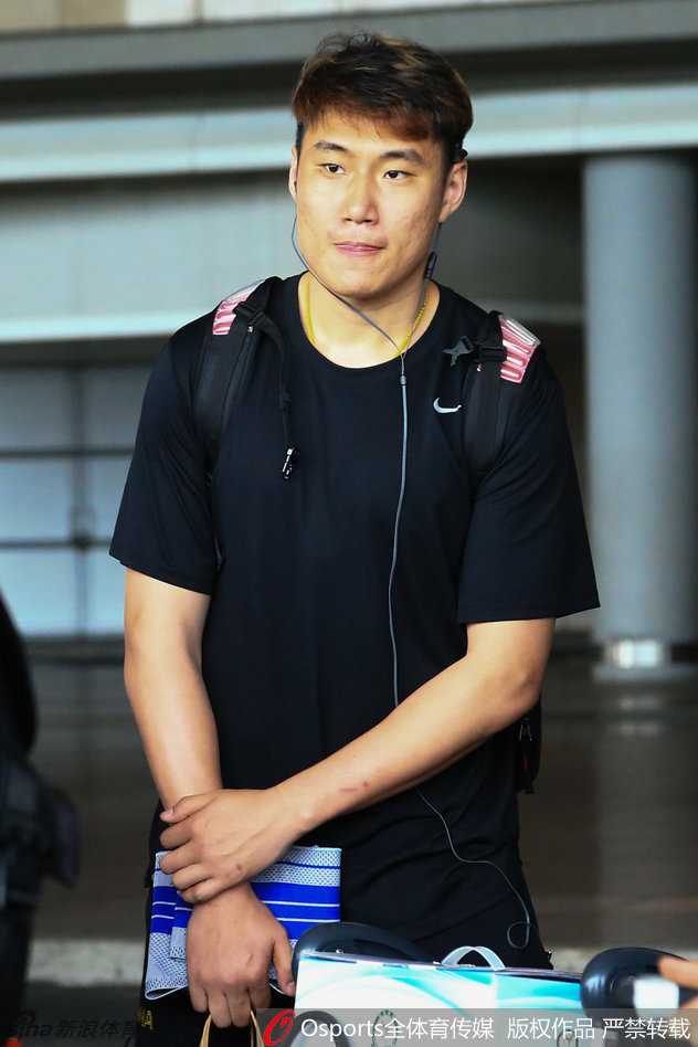 北京双星翟晓川与方硕并肩而行，翟晓川眼神中透着坚定，方硕则微笑面对镜头，胸前鲜艳的中国队标志格外醒目。