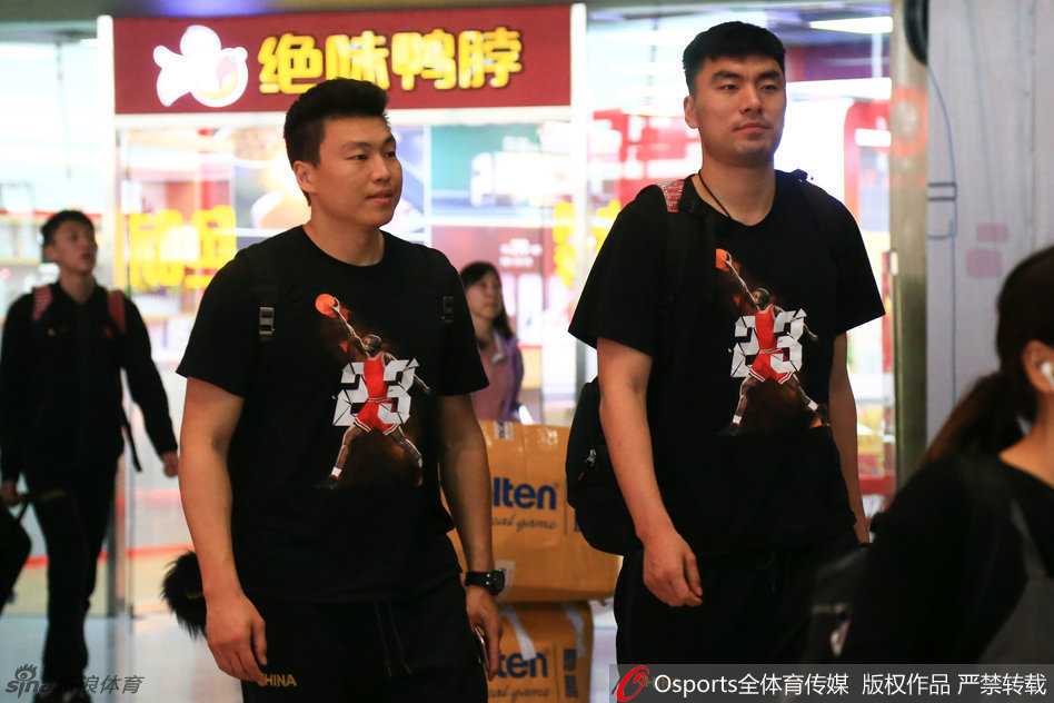 八一内线新星邹雨宸低头推行李车，神情专注而内敛，伤愈归来的他比以往更多了一份沉稳与坚毅。