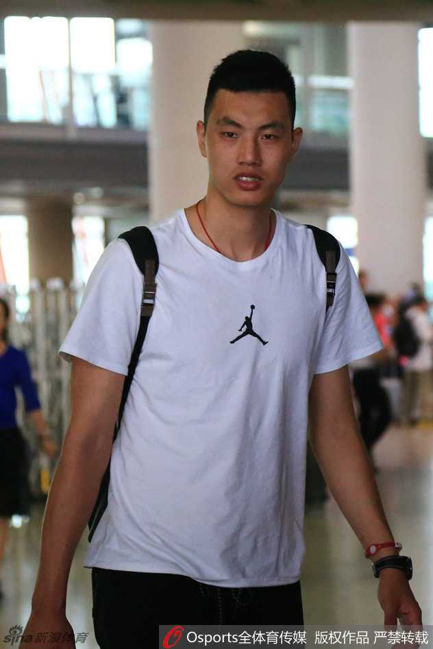 主帅宫鲁鸣指导抵达机场，戴着标志性的眼镜，神情严肃，他的运筹帷幄将决定这支球队能走多远。