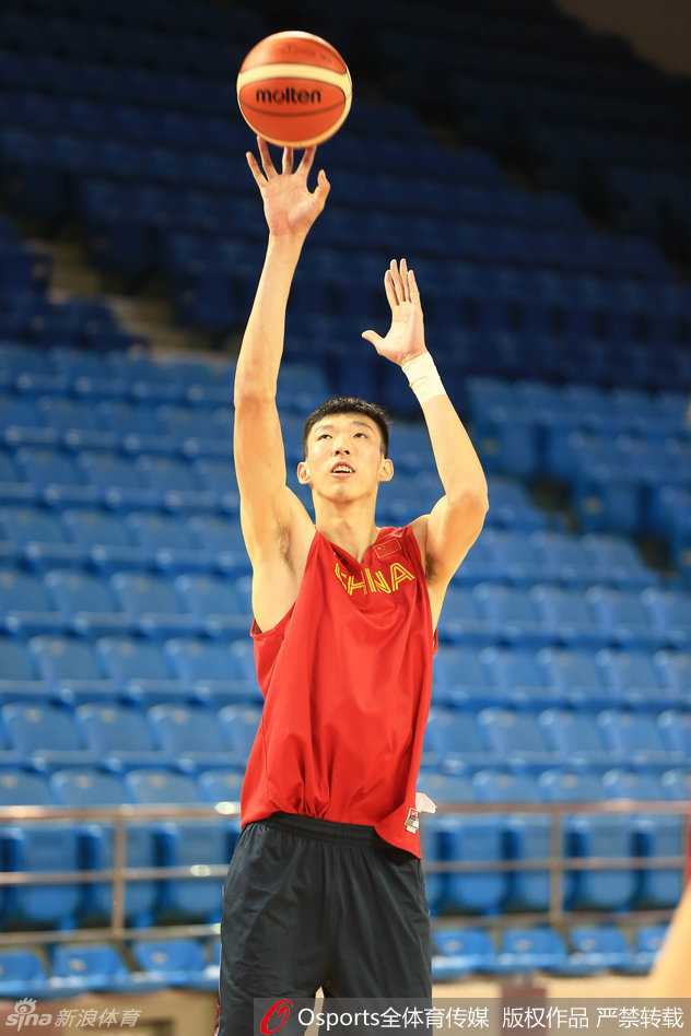 后场双枪郭艾伦与赵继伟在训练中连线，一个眼神便能心领神会，灵动的步伐搅乱了对手的防守布局。