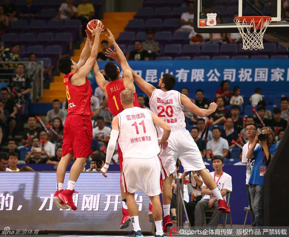 男篮力克黑山展雄风,群星闪耀赛场各显神通 丁彦雨航在对手严密防守下轻松跳投,眼神中透露出无比的自信与冷静,皮球应声入网