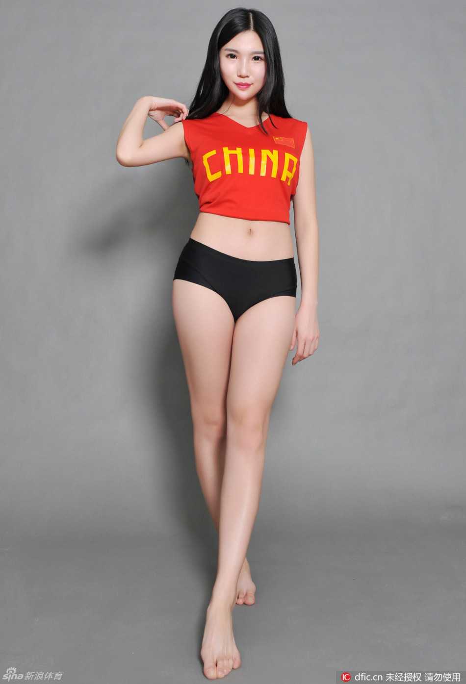 男篮宝贝靓丽助阵 期盼中国男篮再创辉煌 男篮宝贝侧身回眸,轻盈的姿态与赛场上的激烈对抗形成鲜明对比,一双美腿线条流畅,洋溢着青春的气息。
