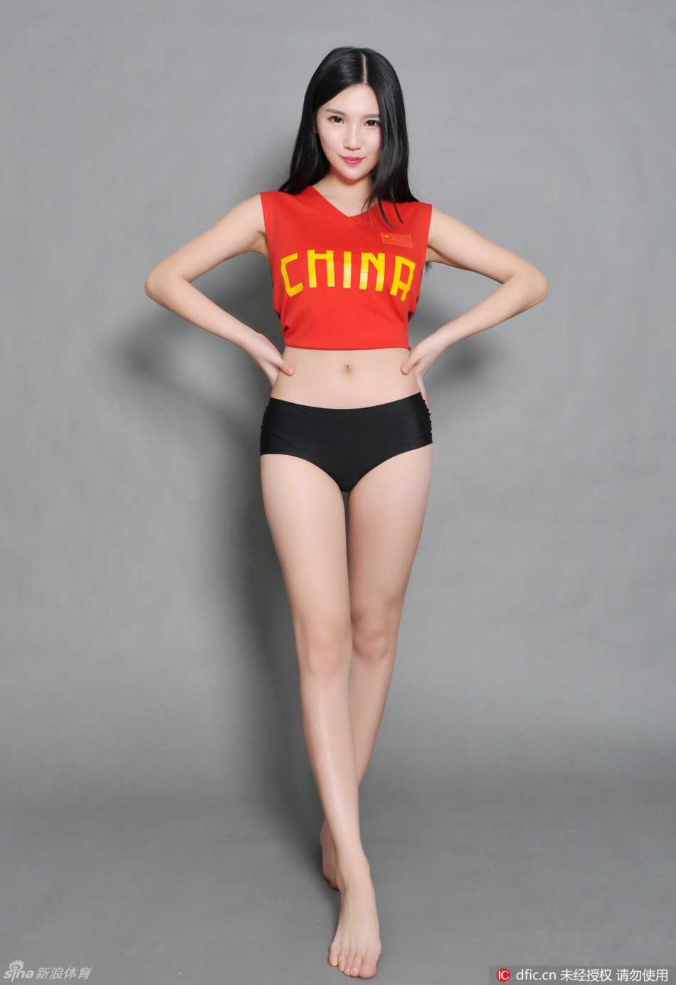 男篮宝贝靓丽助阵 期盼中国男篮再创辉煌 宝贝们在休息区整理妆容,虽然还未上场,但她们专注的神情和优雅的姿态,已然成为赛场外另一道引人注目的风景线。