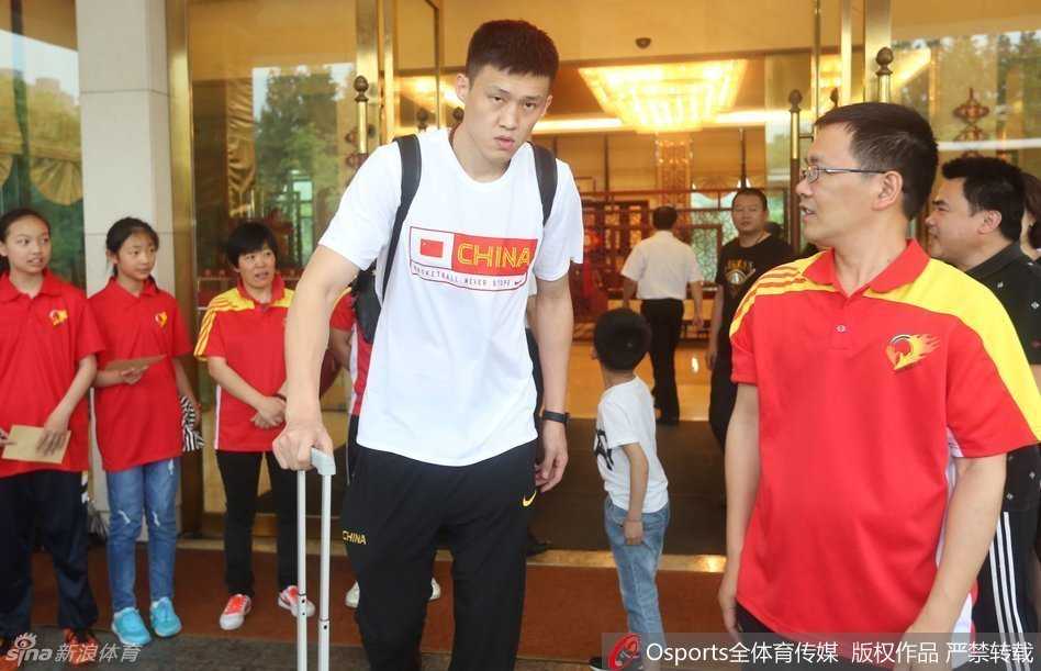 睢冉俯身与球迷亲密合影，身旁的王哲林被逗得开怀大笑，气氛轻松愉悦。