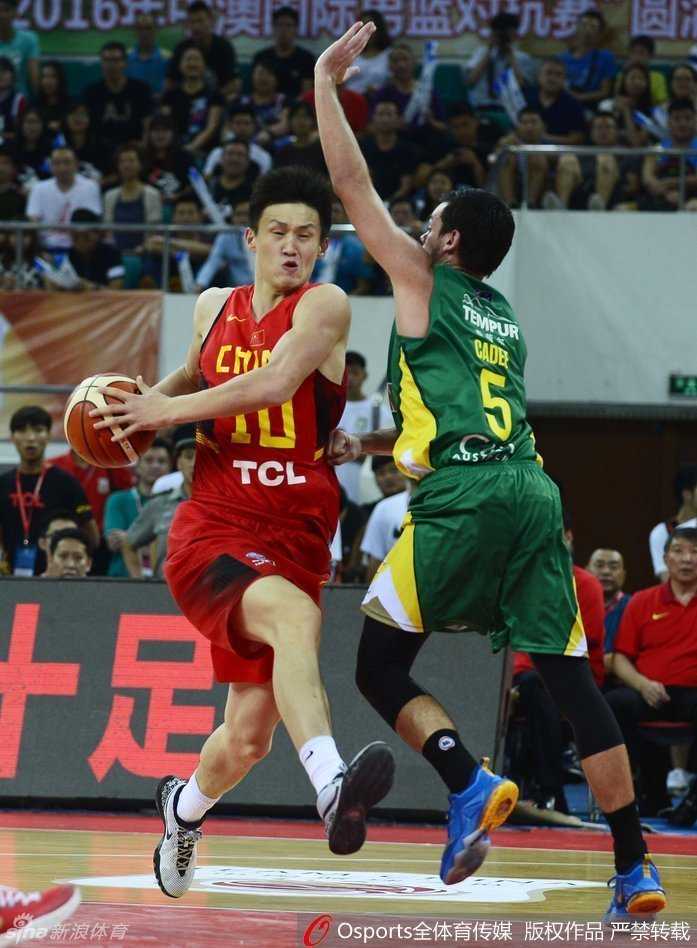 邹雨宸在人群中高高跃起单手持球，他坚毅的眼神直视前方，仿佛在向里约奥运会的入场券发起冲击。