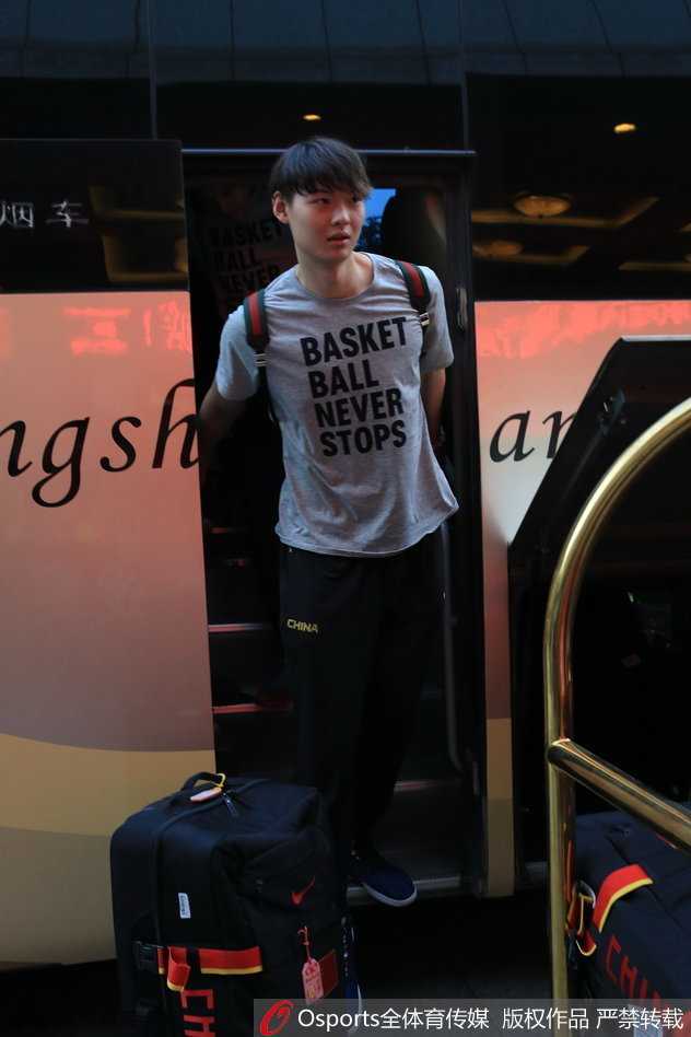 男篮抵北仑开启封闭集训 郭艾伦归队王哲林到位 基地内悬挂着醒目的红色横幅,上面写着‘欢迎中国男篮’的字样,在阳光照耀下显得格外温暖,迎接小伙子们的到来。