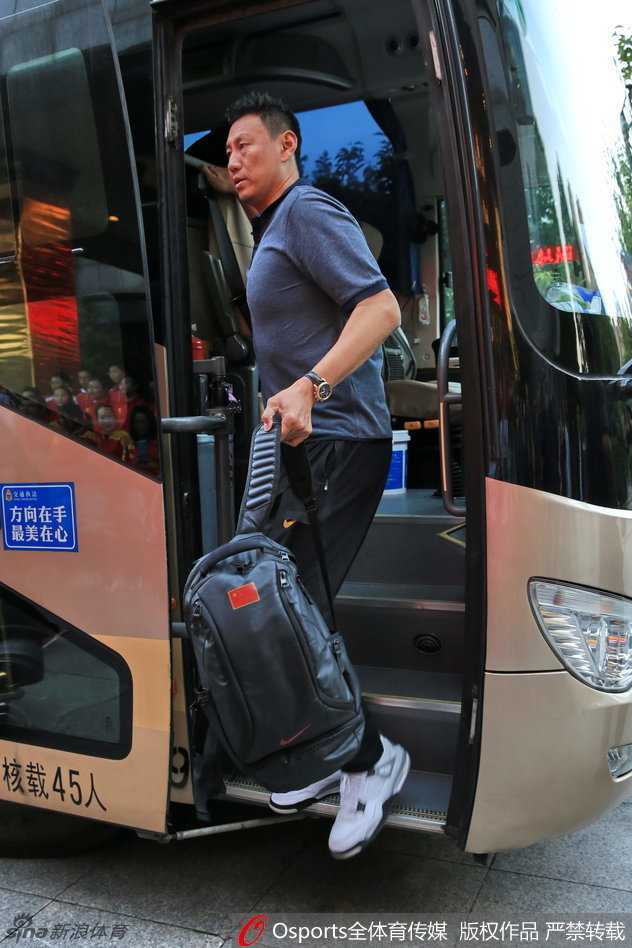 男篮抵北仑开启封闭集训 郭艾伦归队王哲林到位 翟晓川在快攻练习中高高跃起,舒展的上篮姿态仿佛一只翱翔的雄鹰,展现出锋线球员出色的运动天赋。