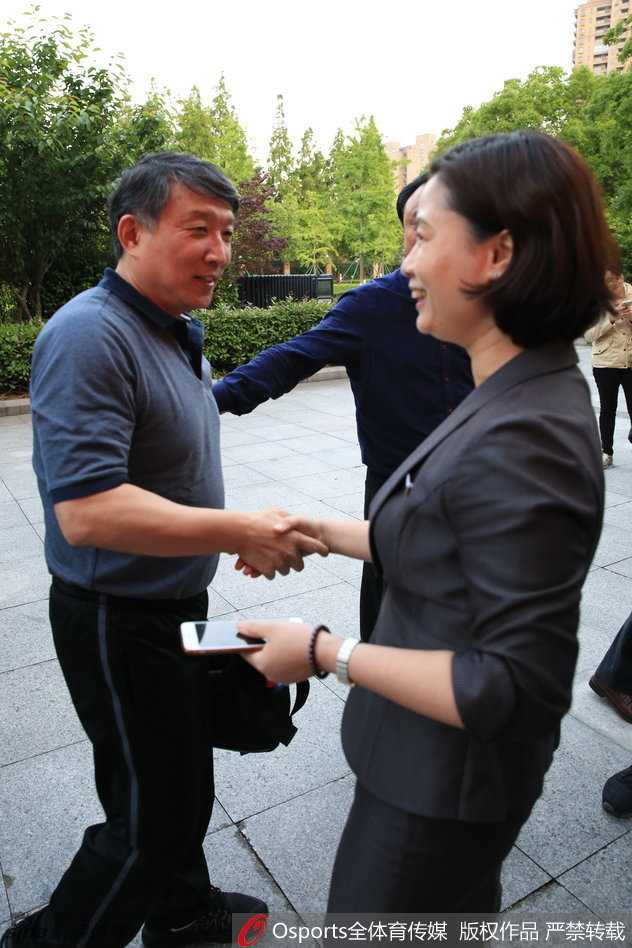 男篮抵北仑开启封闭集训 郭艾伦归队王哲林到位 中国男篮领队柴文胜(左)与主教练宫鲁鸣(右)在场边交流,两人神情严肃认真,正讨论着下一阶段的训练重点。