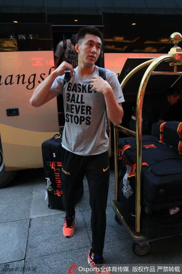 男篮抵北仑开启封闭集训 郭艾伦归队王哲林到位 中国男篮大部队乘坐大巴抵达北仑基地,球员们手提行囊鱼贯而出,脸上带着些许旅途疲惫但眼神中充满对新一期集训的期待。