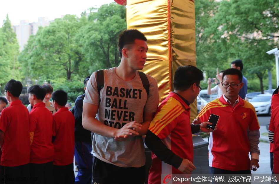 男篮抵北仑开启封闭集训 郭艾伦归队王哲林到位 训练场上郭艾伦表情专注甚至有些