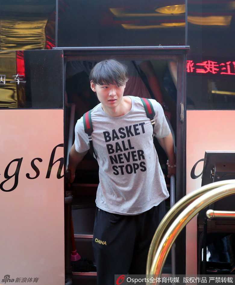 男篮抵北仑开启封闭集训 郭艾伦归队王哲林到位 李根在对抗训练中展现强壮身体,他背身单打后稳稳将球送入篮筐,场边队友纷纷叫好,训练氛围热烈而专注。