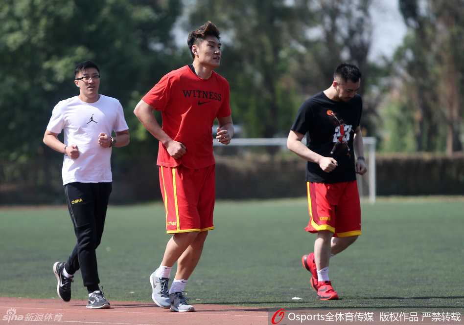 方硕在体能训练中挥汗如雨，汗水已浸透衣衫，他咬紧牙关重复着每一次折返跑，眼神中透露出不屈的斗志。