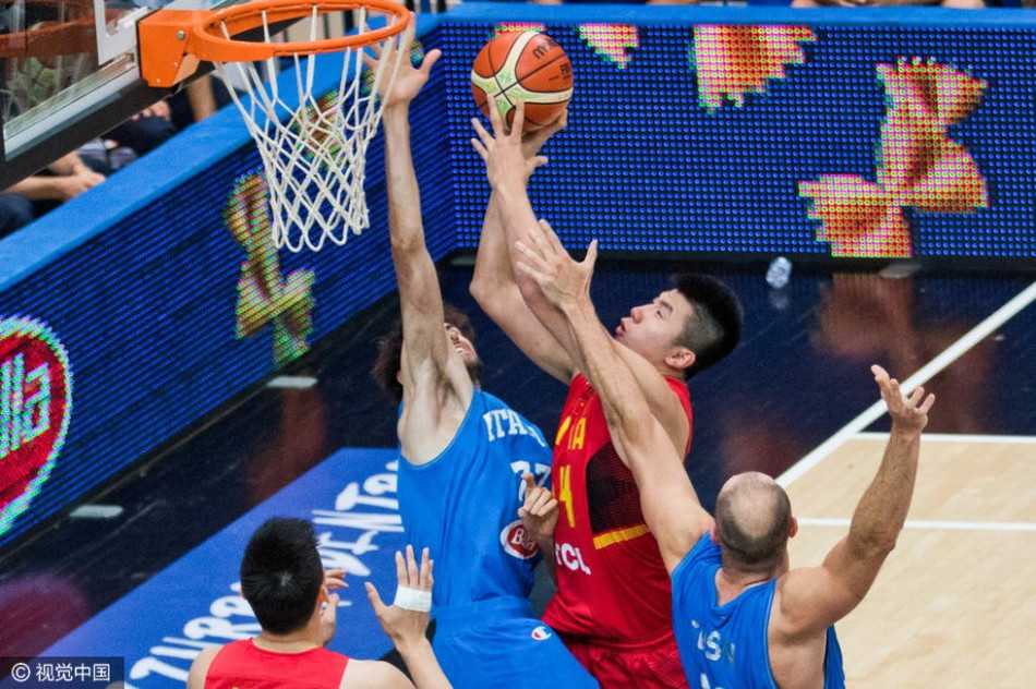 队长周鹏在比赛中展现出了应有的强硬，他持球突破意大利防线上篮，全场贡献10分，是球队锋线上为数不多的稳定火力点。
