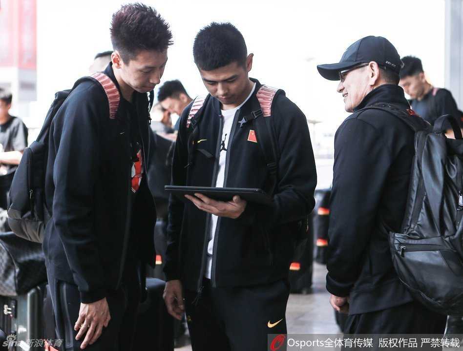 男篮海埂集训前夜 众将围睹科比传奇谢幕 众人形态各异却同心聚焦,科比的最后一战将这群中国篮球的精英们紧密联系在一起,定格成一张充满温度的时代合影。