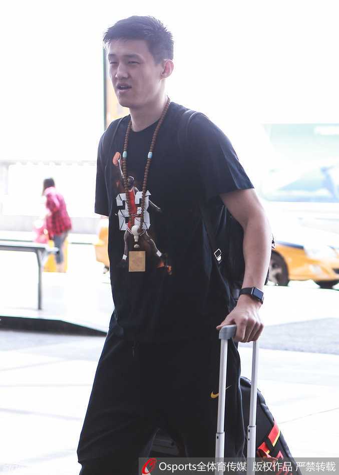 男篮海埂集训前夜 众将围睹科比传奇谢幕 队长周鹏目光坚毅,身旁王汝恒与李慕豪等人屏息凝视,他们不仅是旁观者,更像是在从这场伟大的告别中汲取力量。