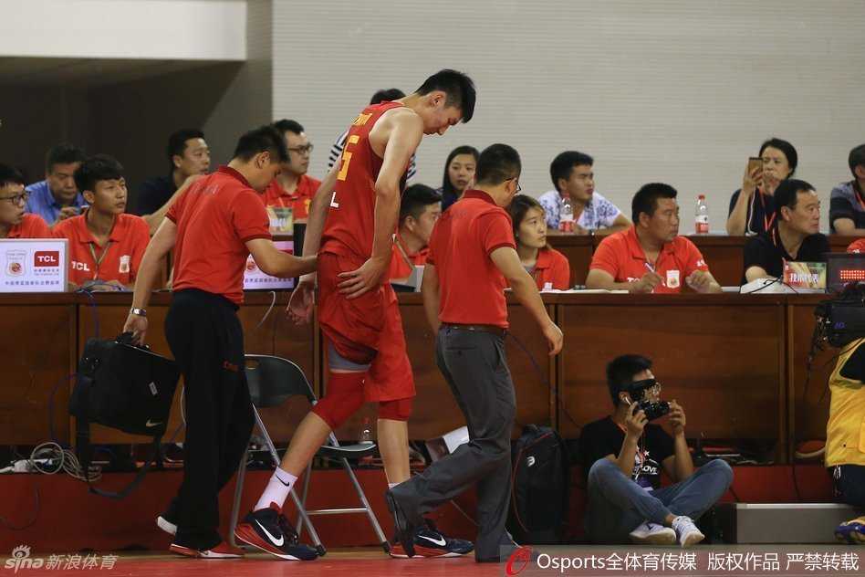男篮热身赛惊魂一刻:周琦意外受伤痛苦倒地,队友揪心队医紧急治疗 两名队友小心翼翼地搀扶着周琦,周琦右腿几乎不敢承重,只能依靠队友的肩膀勉强站立,他的脸上依旧挂着疼痛的痕迹,被队友搀扶着缓缓走向场边。