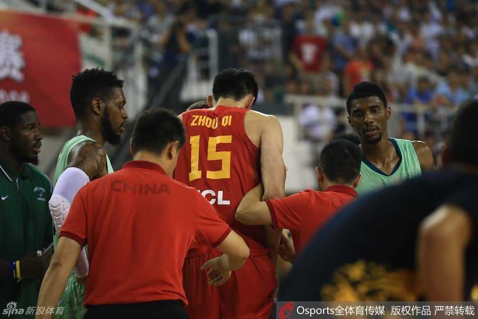 男篮热身赛惊魂一刻:周琦意外受伤痛苦倒地,队友揪心队医紧急治疗 周琦在高速奔跑中突然身体失衡倒地,面部朝下趴在光洁的木地板上,他紧闭双眼,眉头拧成一团,巨大的疼痛感让他甚至无法动弹。