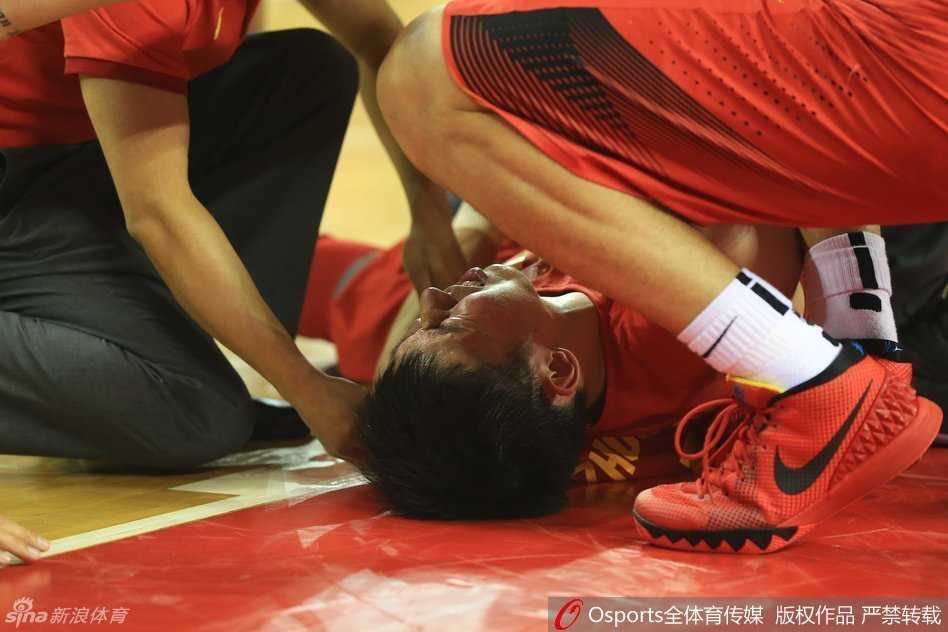 男篮热身赛惊魂一刻:周琦意外受伤痛苦倒地,队友揪心队医紧急治疗 比赛已经结束,场上的庆祝与周琦无关。他独自坐在场边,肩上披着毛巾,队医在一旁收拾药箱。周琦的目光有些放空,这次意外受伤让他更深刻地体会到职业道路的坎坷与艰辛。