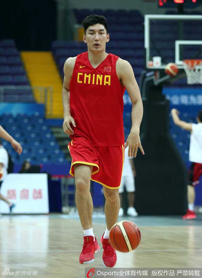 翟晓川持球单挑赵继伟，两人攻防转换极快，眼神里都是对胜利的渴望，青春的汗水在对抗中肆意挥洒。