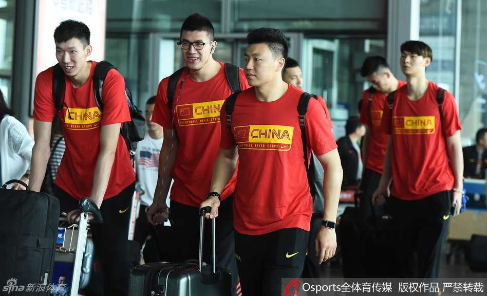 男篮蓝衣战袍集结号响 备战奥运阵中笑声扬 内线支柱易建联与周琦完成训练后并肩而行,两人的眼神中透露出坚毅,这是中国男篮新老传承的珍贵画面。