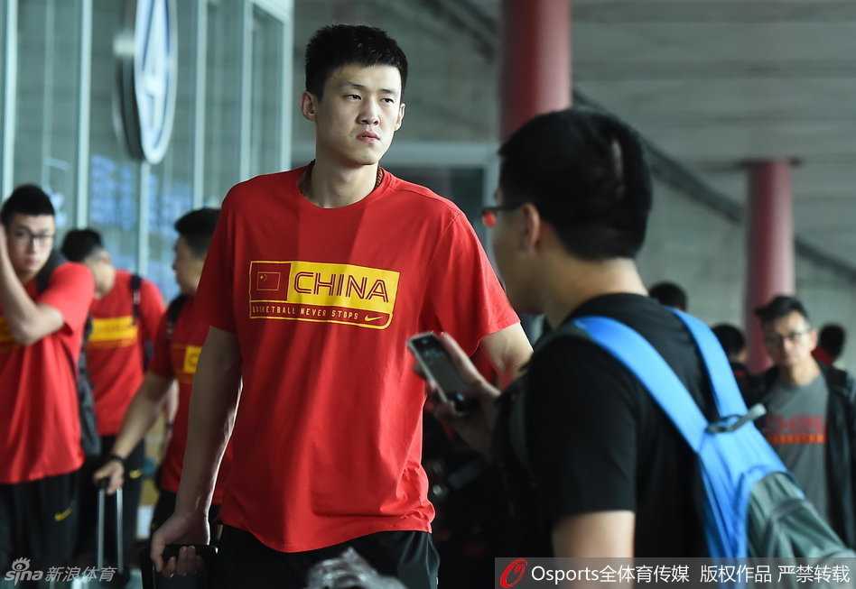 男篮蓝衣战袍集结号响 备战奥运阵中笑声扬 笑容极具感染力的睢冉,在训练结束后心情大好,对着镜头露出标志性的灿烂笑容,展现出了国家队队员的乐观与自信。