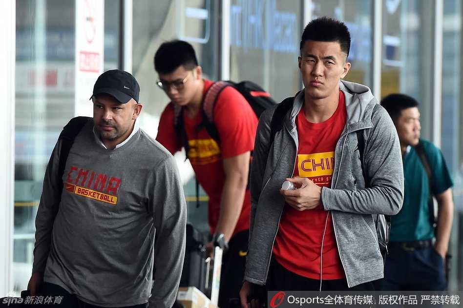 男篮蓝衣战袍集结号响 备战奥运阵中笑声扬 郭艾伦化身开心果,眉飞色舞地分享趣事,身旁的睢冉被逗得开怀大笑,丁彦雨航也面露微笑,三人间的融洽氛围感染了整个球场。