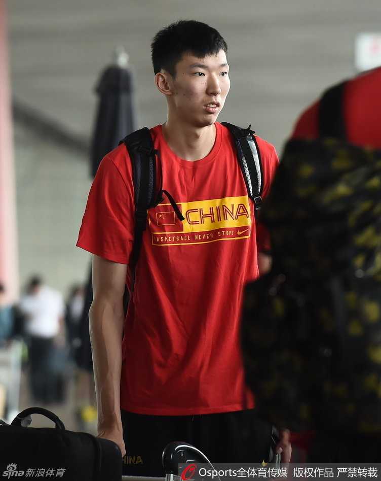 男篮蓝衣战袍集结号响 备战奥运阵中笑声扬 主教练宫鲁鸣双手抱胸神情严肃地观察着训练场,他的沉稳与睿智是这支年轻球队最需要的定心丸,身后球员贾诚等人也严阵以待。