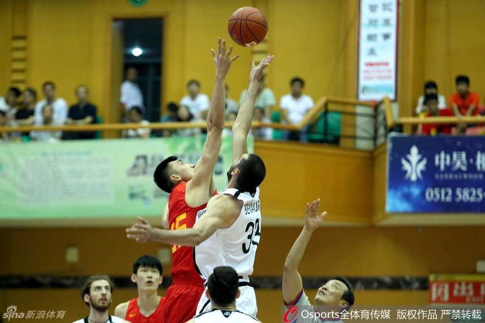 裁判高高抛起篮球，双方中圈跳球瞬间，比赛一触即发