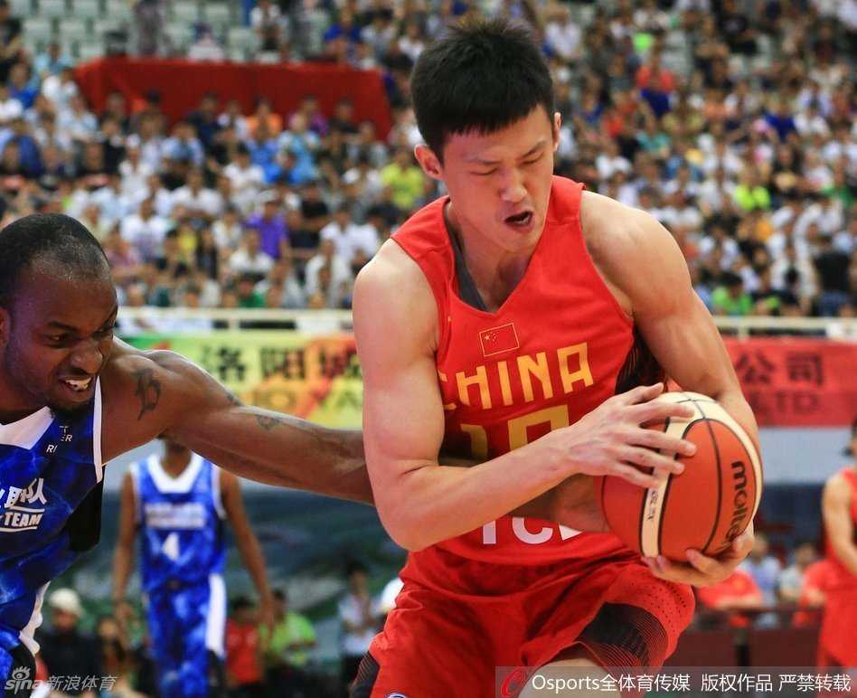 翟晓川在边线奋力追防，眼神专注，手臂扬起，试图干扰对手的传球路线。