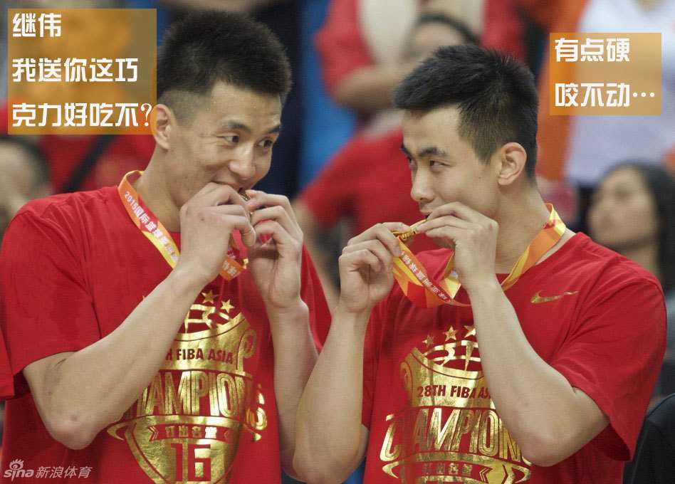 赵继伟瞪大眼睛，身体前倾，完全被礼物盒吸引，手指已经碰到丝带，一副天真无邪准备拆礼物的样子。